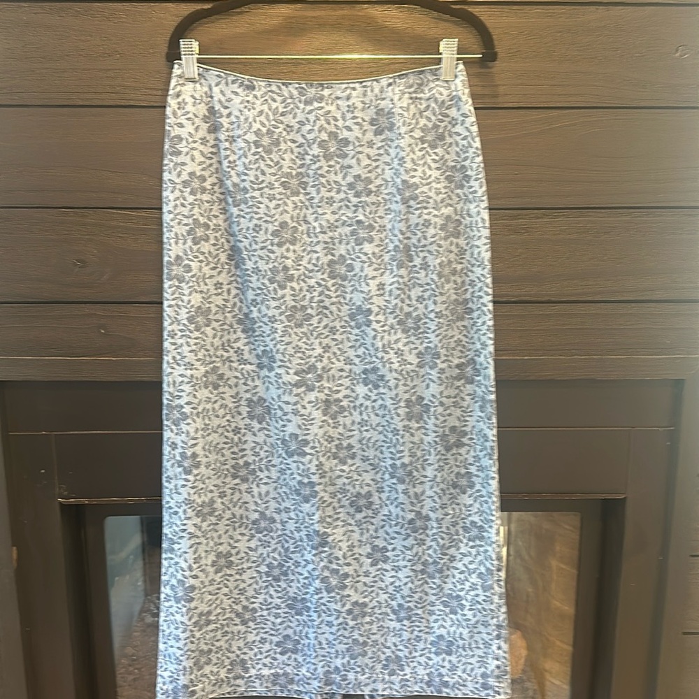 Oh so groovy and very in right now, printed denim maxi skirt!! Fall-summer skirt